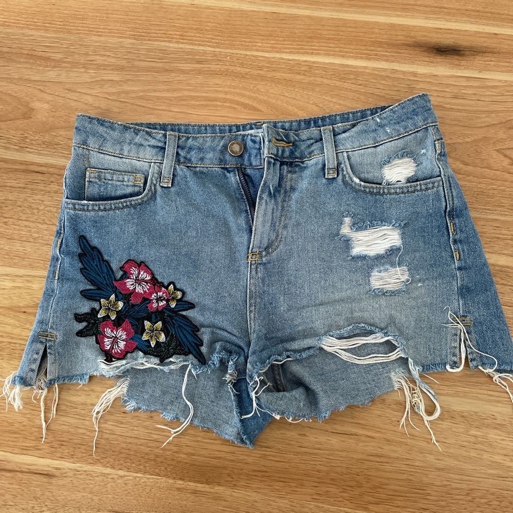 Zara flower pattern distressed denim shorts!